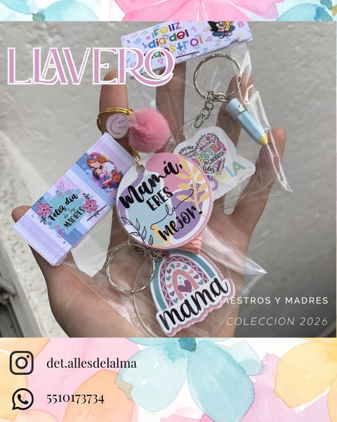 Hand holding a collection of pink and white keychains and accessories with Spanish text, featuring the Maestros y Madres 2026 collection